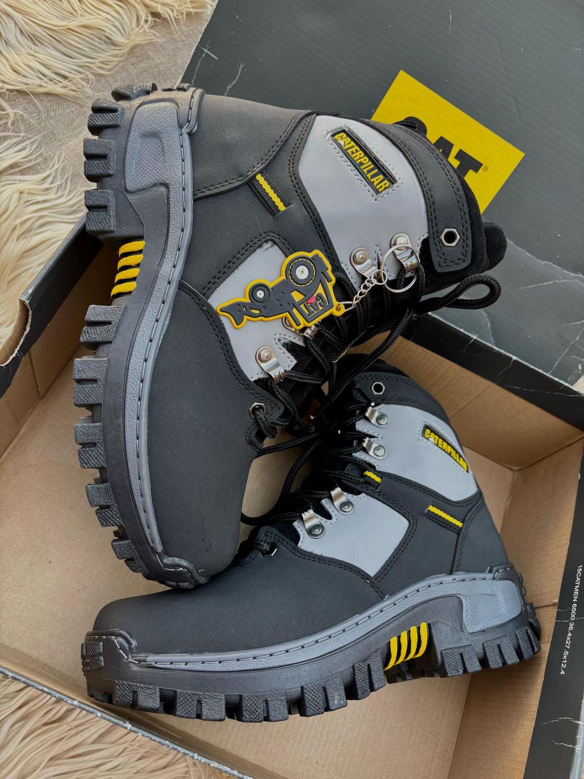 1747081314WhatsApp Image 2025-05-12 at 2.13.12 PM (1) Botas Caterpillar Llavero Negro - Image 1